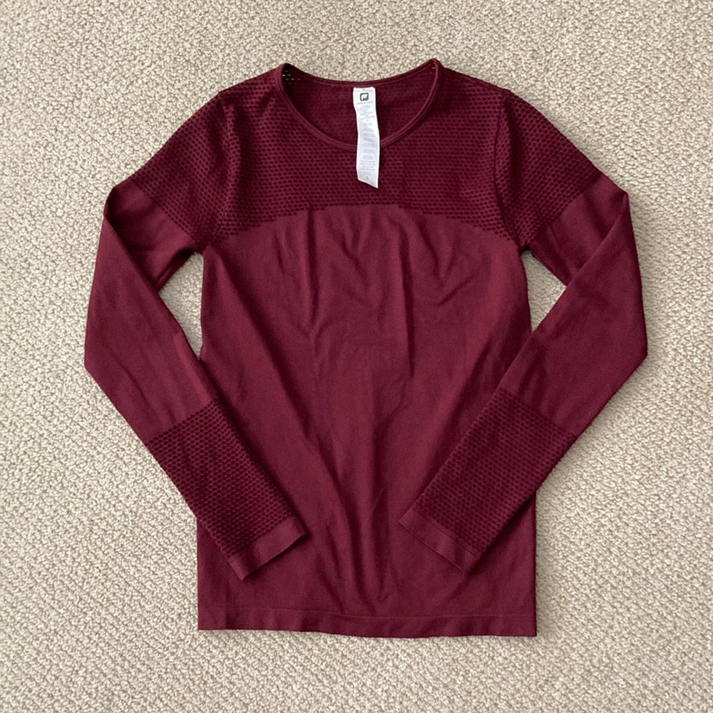 NEW Fabletics Musetta Perforated Long Sleeve Activewear Shirt Top Size S NWOT